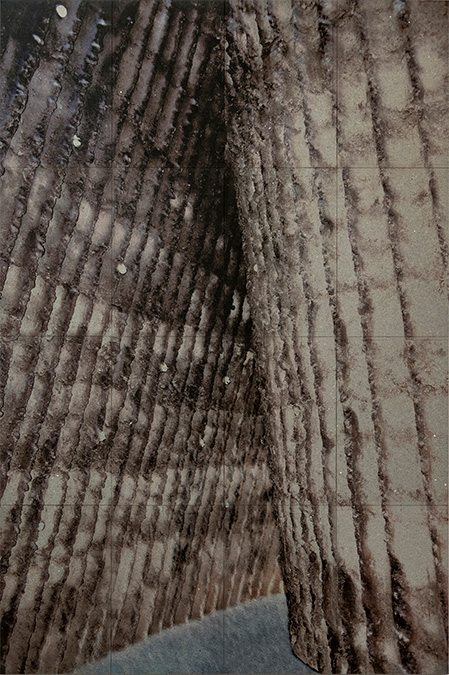 Wandung; Bruder Klaus-Kapelle, Mechernich. Architekt Peter Zumthor; Foto auf Filzpapier, 170x113,5cm, 2008/2022